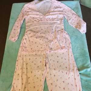 💝NWOT💝 Set of pink pajamas with dark pink roses.